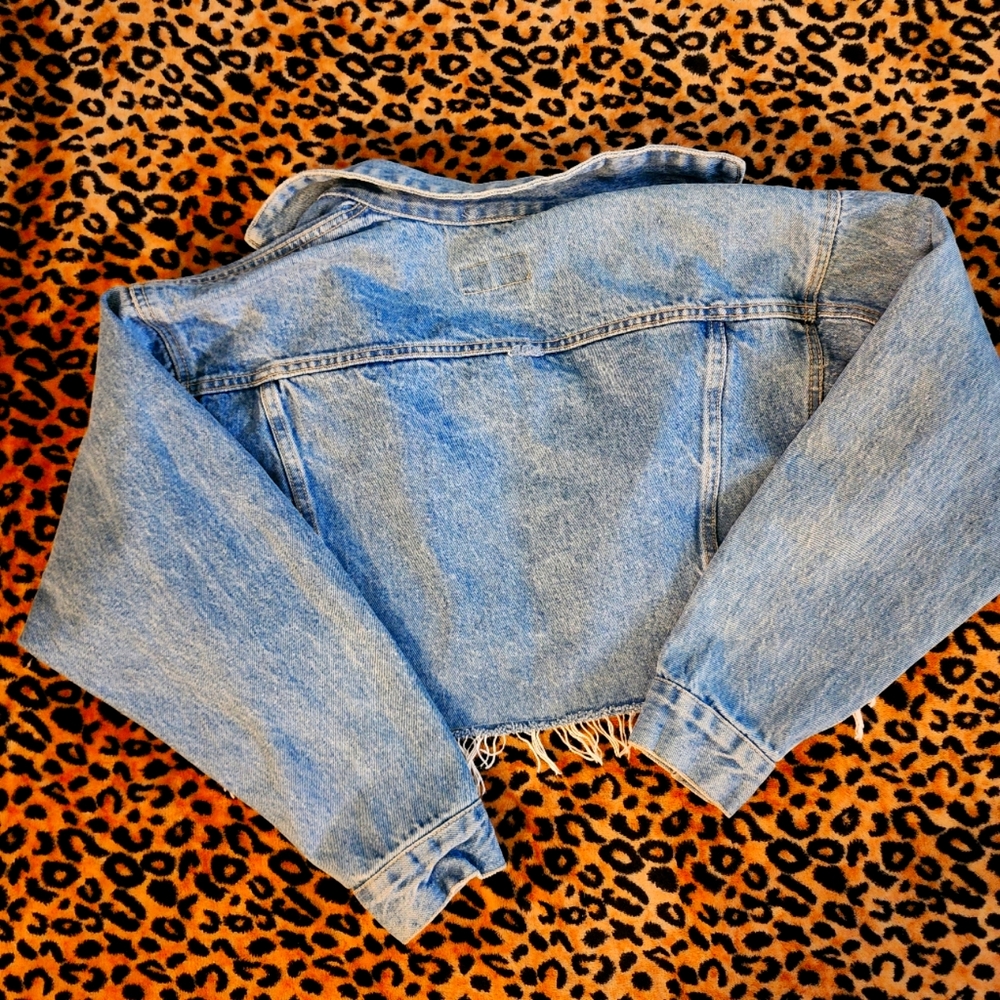🚫SOLD🚫Crop Denim Jacket Size S - Picture 2 of 2
